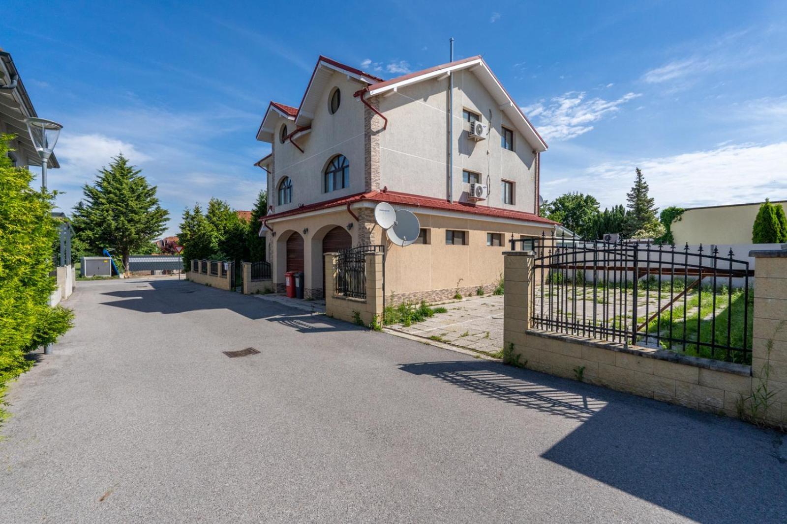 Faraway Aparthotel Near Vienna Airport With Anytime Self Check In Брук ан дер Лайта Екстериор снимка